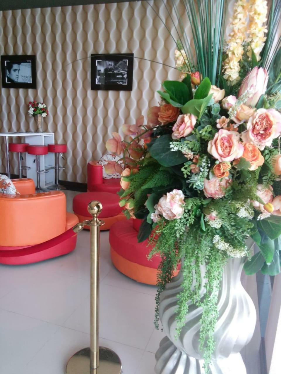Fortune Front One Hotel Kendari Exteriör bild
