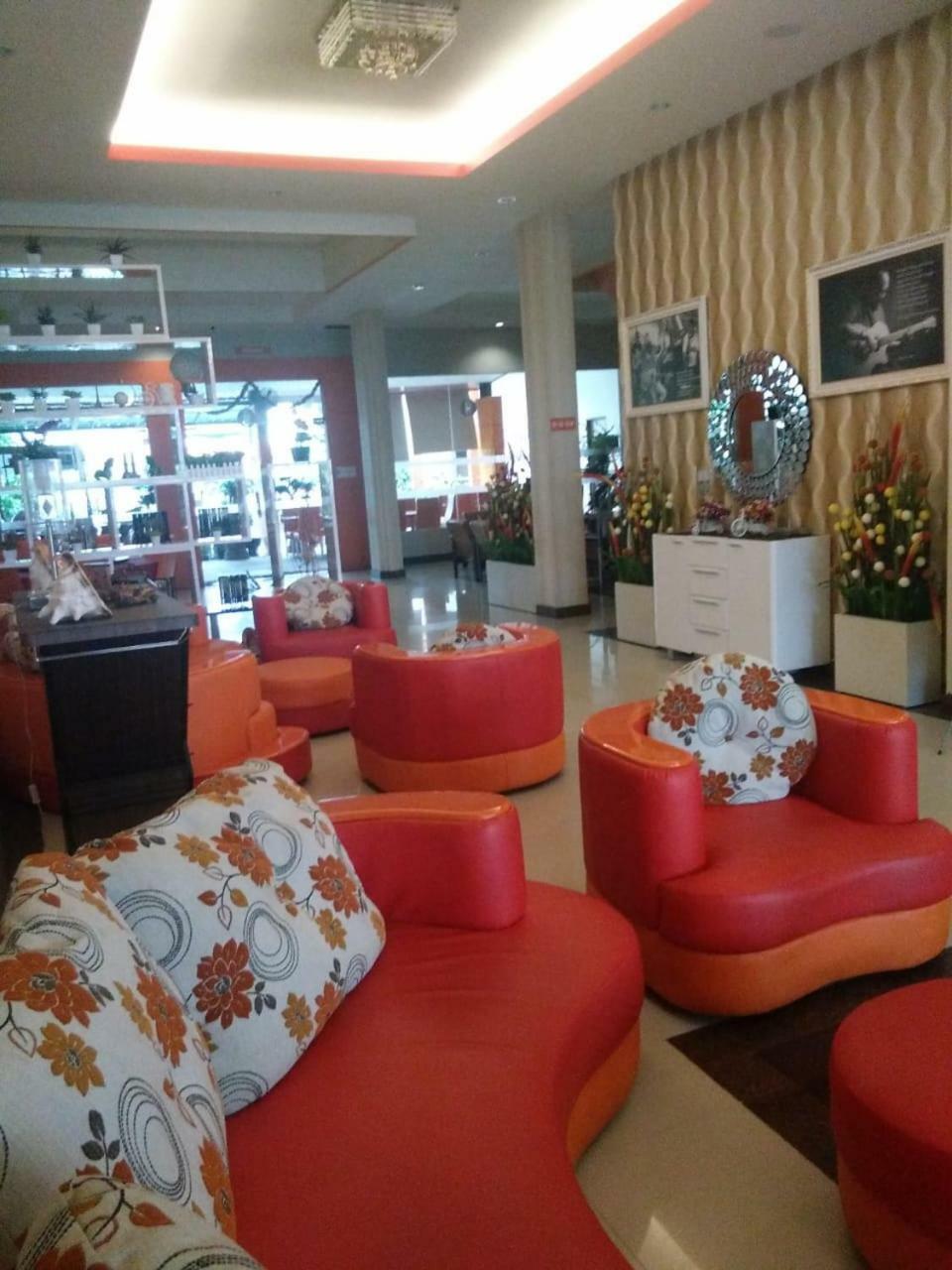 Fortune Front One Hotel Kendari Exteriör bild