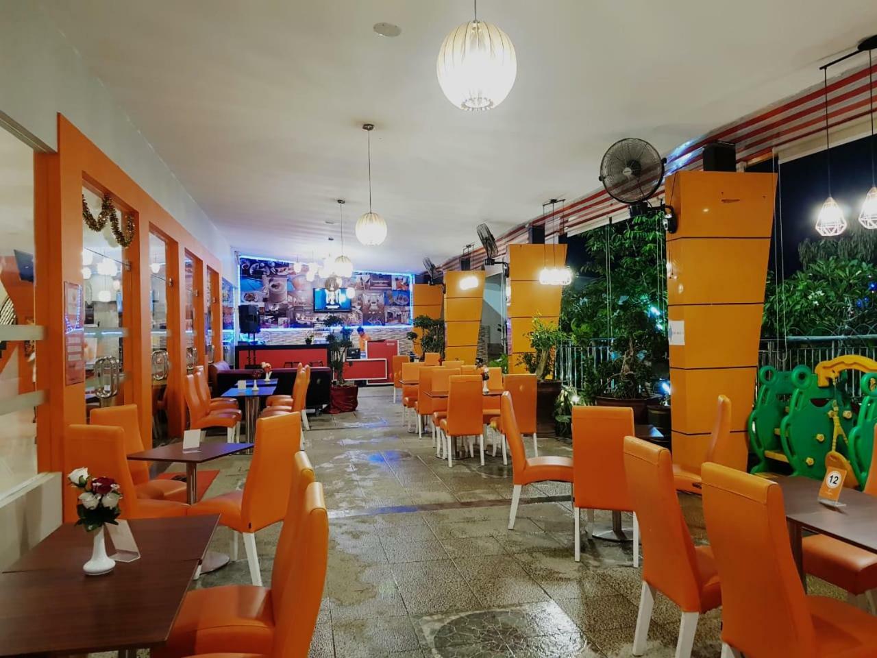 Fortune Front One Hotel Kendari Exteriör bild