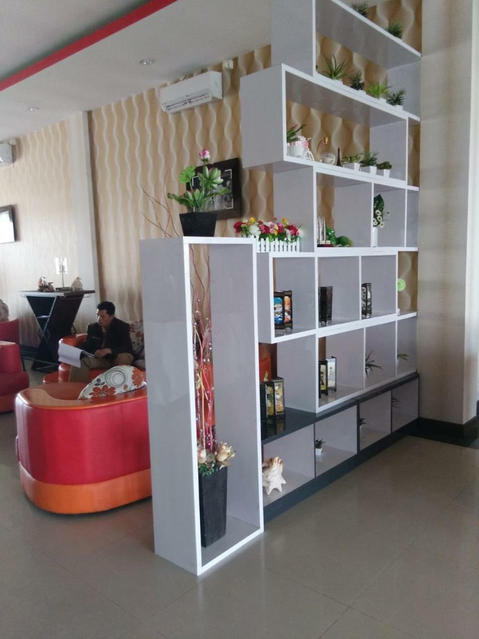 Fortune Front One Hotel Kendari Exteriör bild