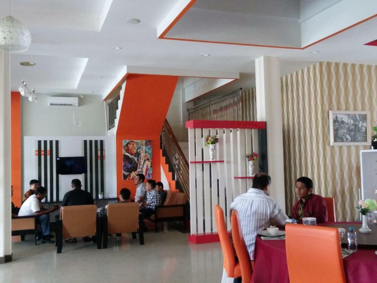 Fortune Front One Hotel Kendari Exteriör bild