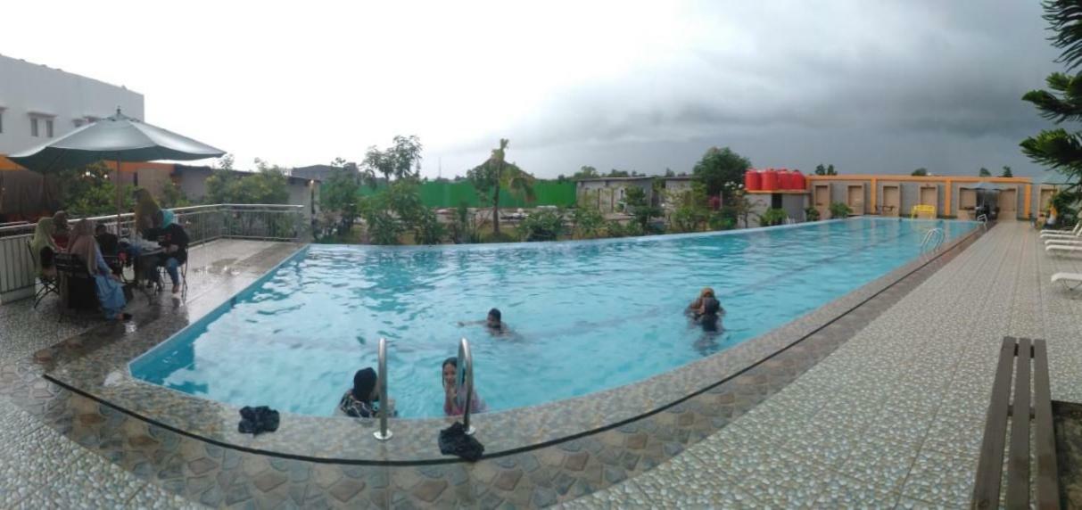 Fortune Front One Hotel Kendari Exteriör bild