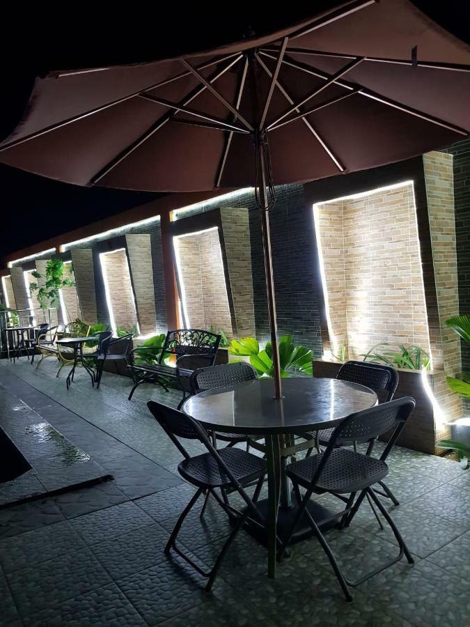 Fortune Front One Hotel Kendari Exteriör bild