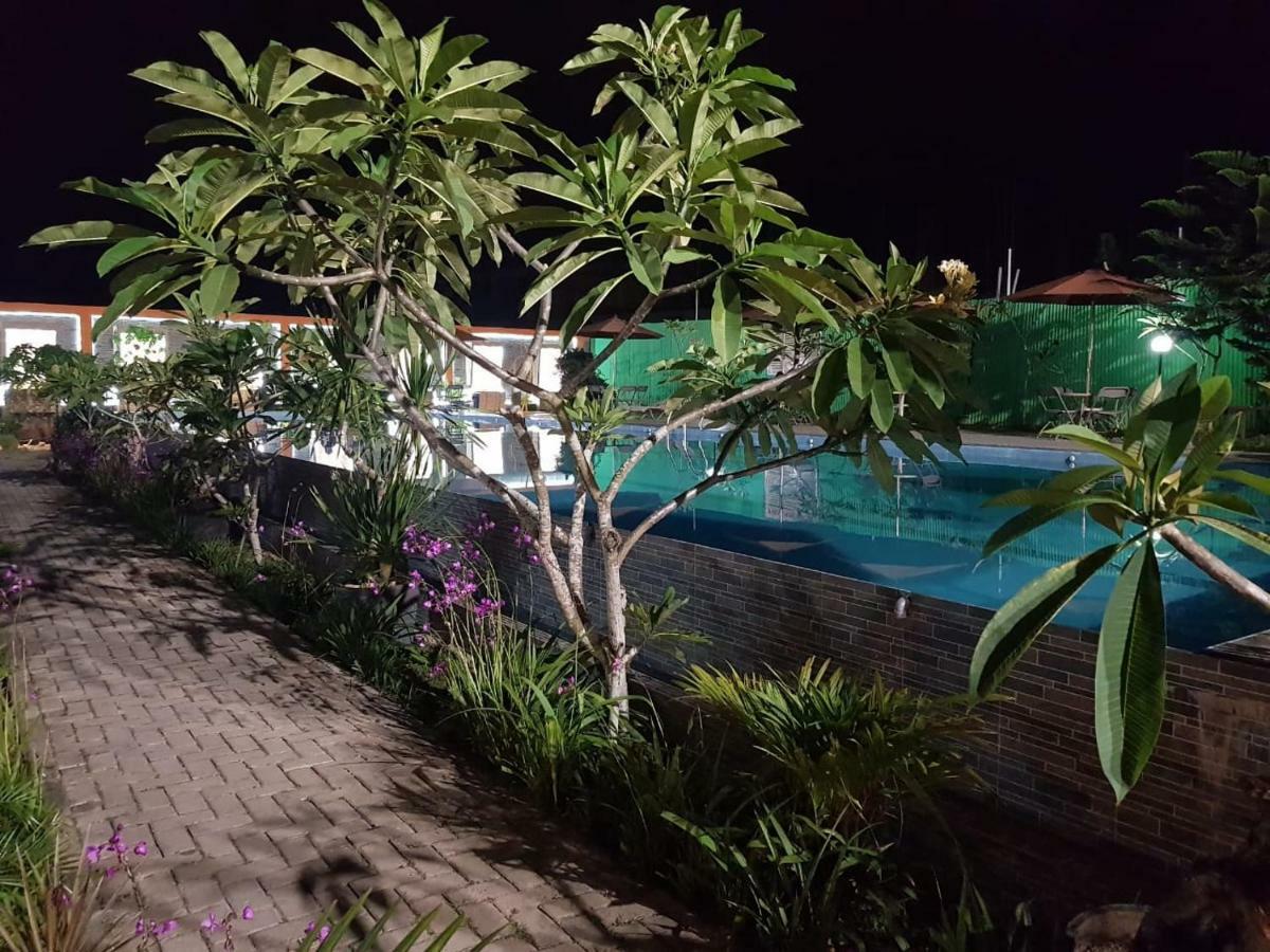 Fortune Front One Hotel Kendari Exteriör bild