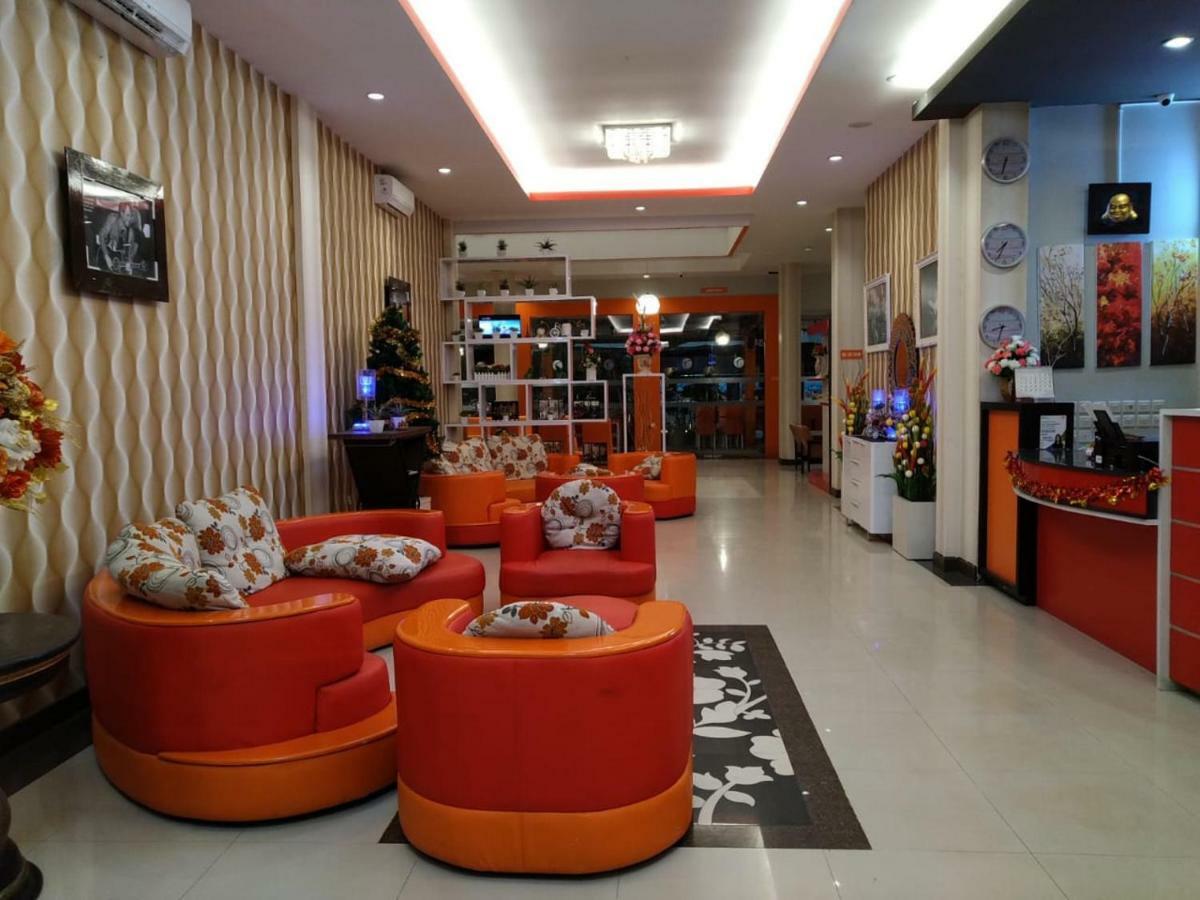 Fortune Front One Hotel Kendari Exteriör bild