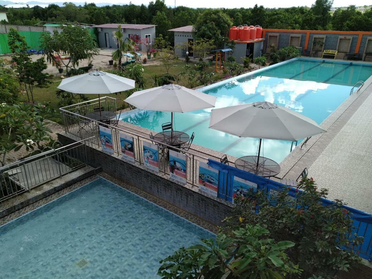 Fortune Front One Hotel Kendari Exteriör bild