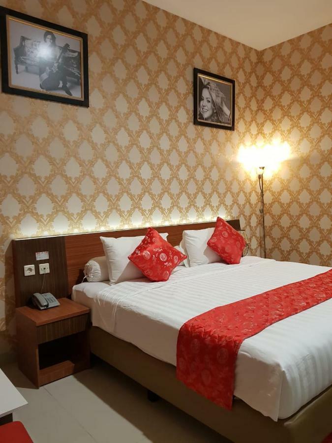 Fortune Front One Hotel Kendari Exteriör bild
