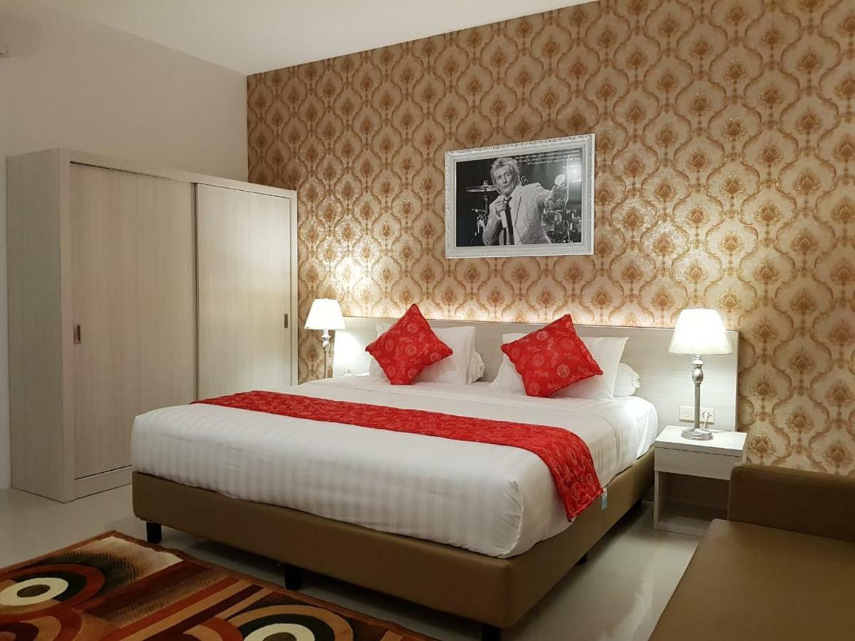 Fortune Front One Hotel Kendari Exteriör bild
