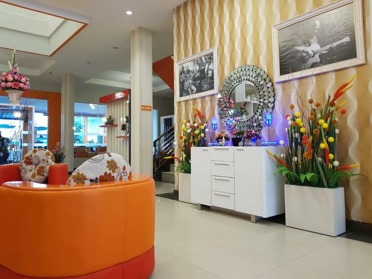 Fortune Front One Hotel Kendari Exteriör bild