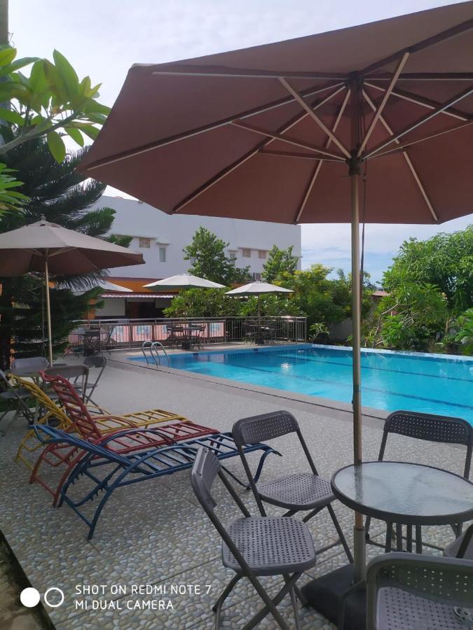 Fortune Front One Hotel Kendari Exteriör bild